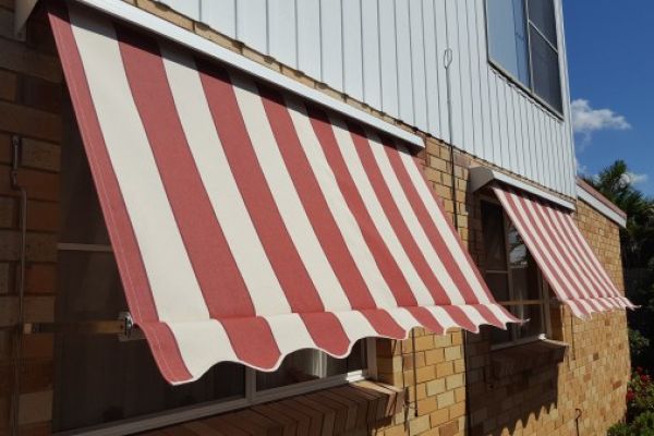 striped-auto-awningsE991CA9C-B60A-98F9-B943-03B25454EB02.jpg